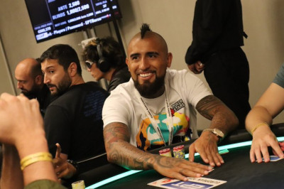 Barcelona stars Gerard Pique and Arturo Vidal won more than €500,000 in cash prizes in a poker tournament