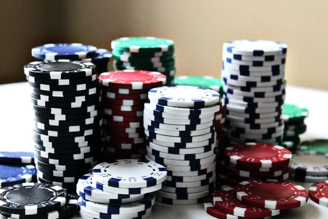 How To Play Deep and Short Stacks Poker